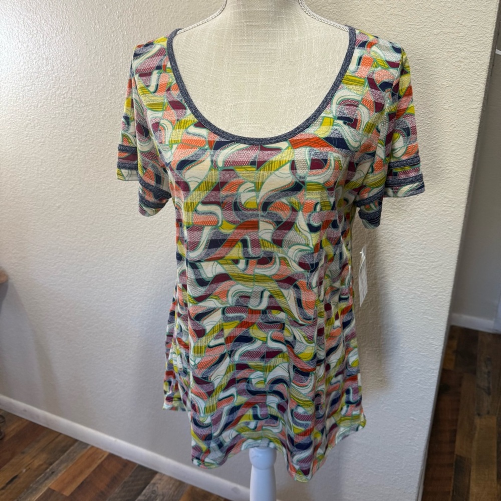 🤠 3/$20 LuLaRoe - Classic T - Colorful Patterned Women's Top - Size Large - NWT